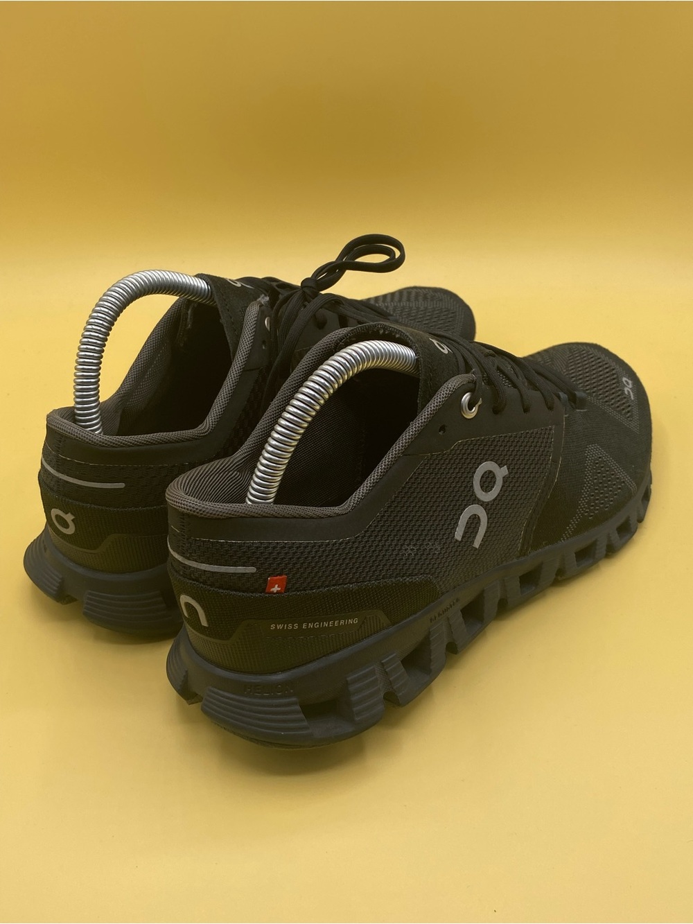 On Cloud X running shoes in the Black/Asphalt - Picture 2 of 4